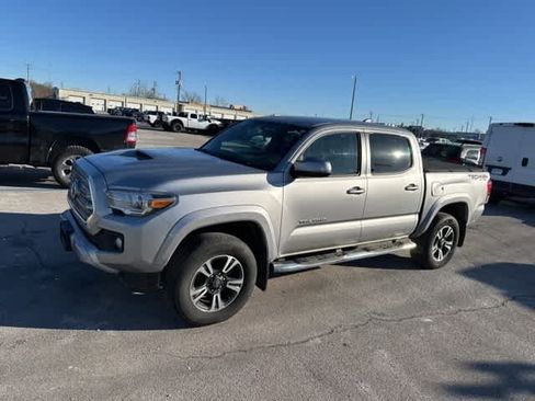 Used 2016 Toyota Tacoma TRD Sport image 13