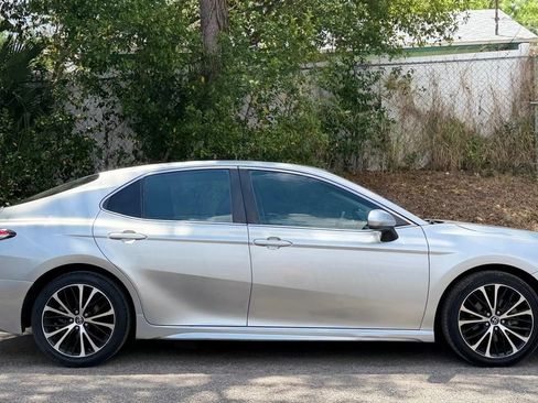 Used 2018 Toyota Camry SE FWD image 3