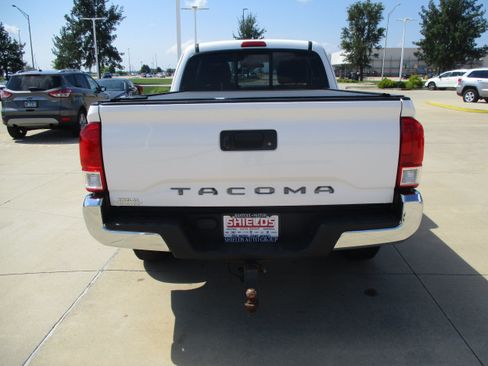 Used 2017 Toyota Tacoma SR5 RWD image 4