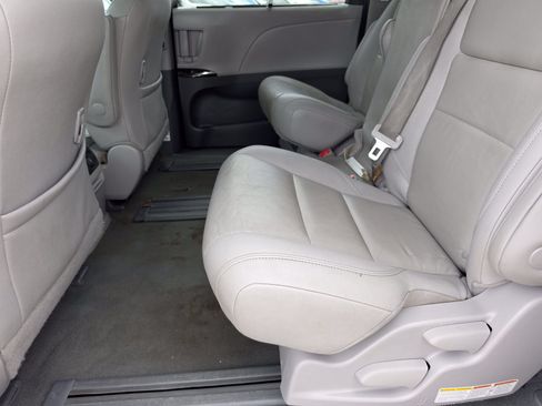 Used 2020 Toyota Sienna XLE Premium FWD image 13