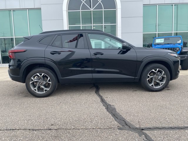 Used 2025 Chevrolet Trax LT FWD image 4