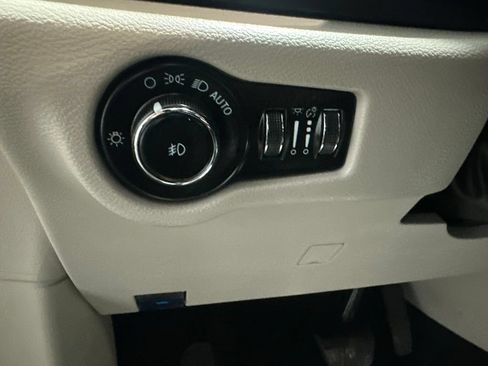 Used 2023 Chrysler Pacifica Touring-L FWD image 15