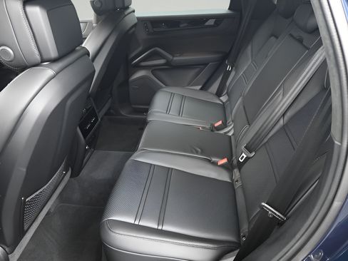 Certified 2026 Porsche Cayenne GTS AWD/4WD image 7