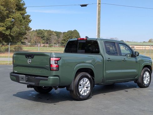 Used 2024 Nissan Frontier SV image 3