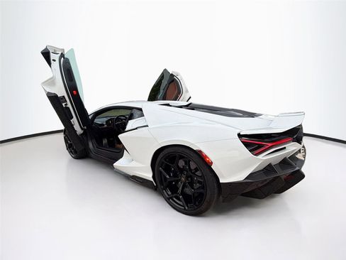 Used 2024 Lamborghini Revuelto image 30