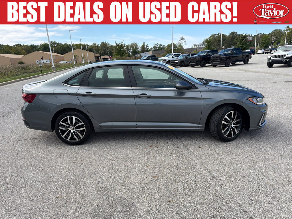 Used 2025 Volkswagen Jetta SE FWD image 2