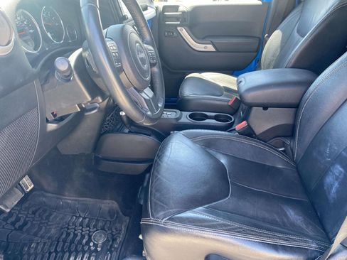 Used 2015 Jeep Wrangler Unlimited Sahara w/ Connectivity Group AWD/4WD image 13