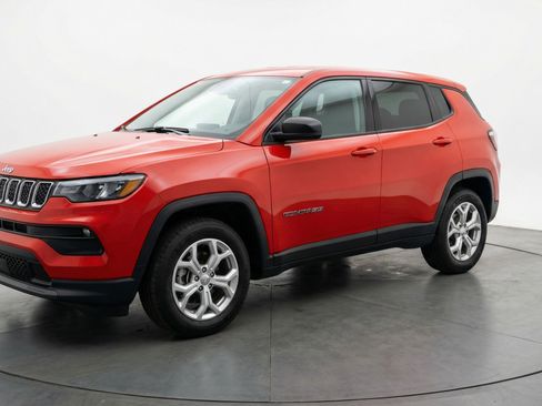 Used 2025 Jeep Compass Latitude AWD/4WD image 3