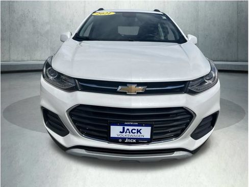 Used 2021 Chevrolet Trax LT w/ LT Convenience Package AWD/4WD image 11
