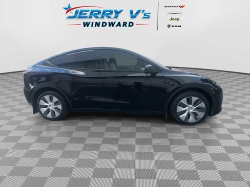 Used 2023 Tesla Model Y AWD image 9