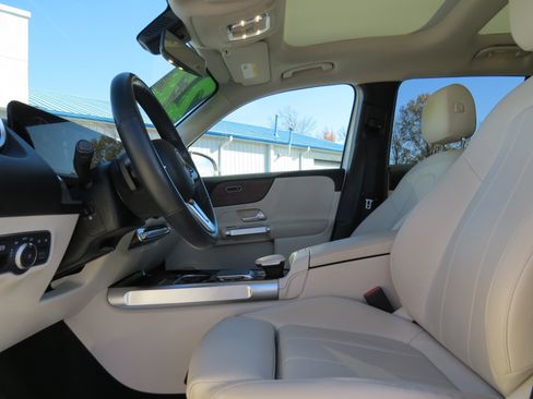 Used 2022 Mercedes-Benz GLB 250 4MATIC image 16