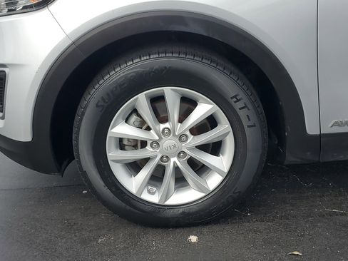 Used 2017 Kia Sorento LX image 9