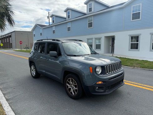 Used 2018 Jeep Renegade Latitude image 3