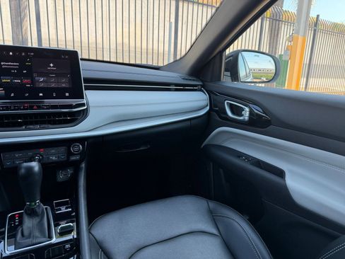 Used 2025 Jeep Compass Limited image 35