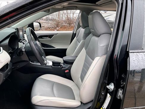 Used 2021 Toyota RAV4 XLE Premium image 8