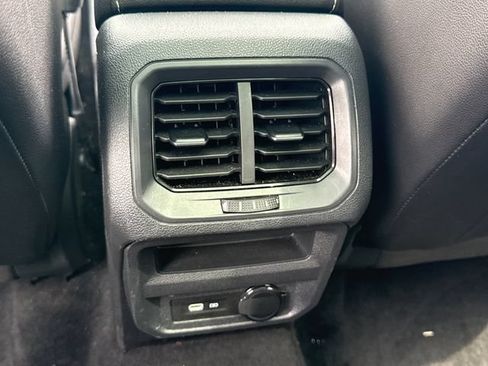 Used 2022 Volkswagen Tiguan SE w/ Panoramic Sunroof Package AWD/4WD image 19