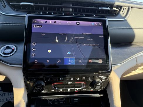 Used 2025 Jeep Grand Cherokee L Limited w/ Luxury Tech Group II image 22