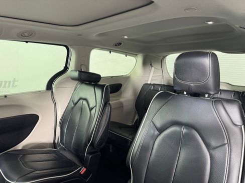 Used 2024 Chrysler Pacifica Limited image 5