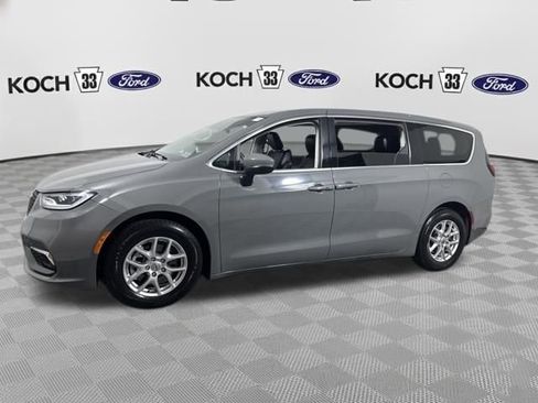 Used 2023 Chrysler Pacifica Touring-L FWD image 4