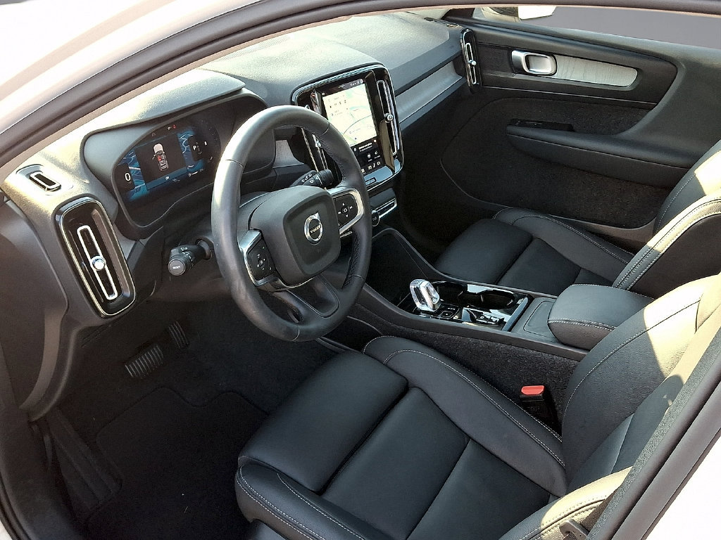 Certified 2026 Volvo XC40 B5 Plus AWD/4WD image 17