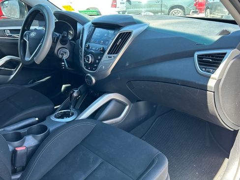 Used 2017 Hyundai Veloster Base image 8