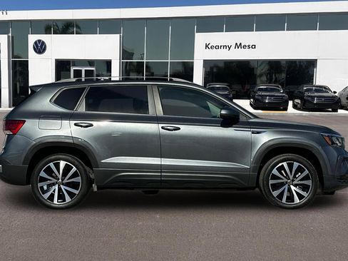 Used 2022 Volkswagen Taos SE FWD image 3