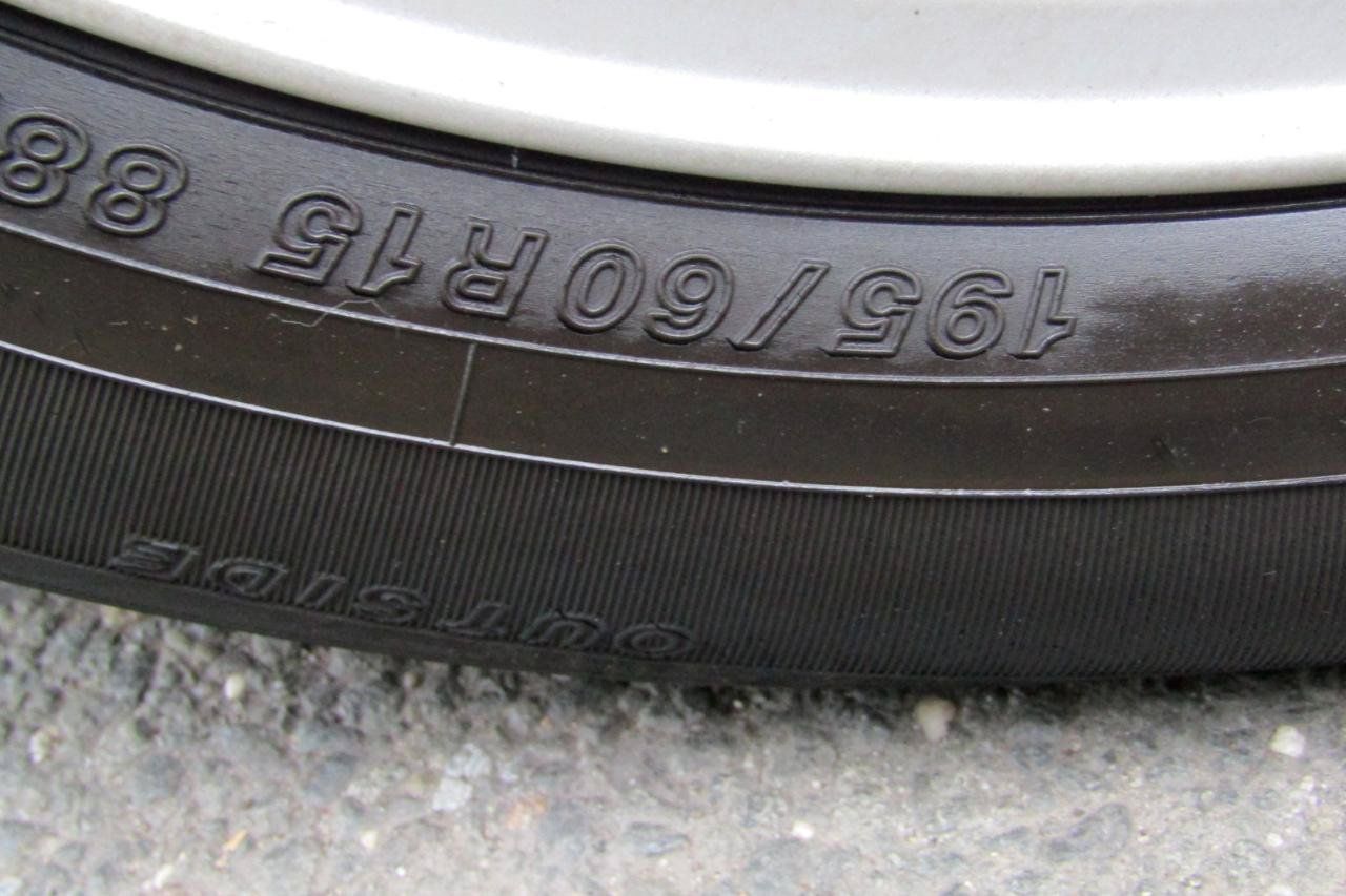 Used 2002 Volvo V40 FWD image 28