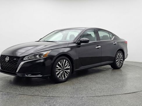 Used 2025 Nissan Altima 2.5 SV FWD image 3