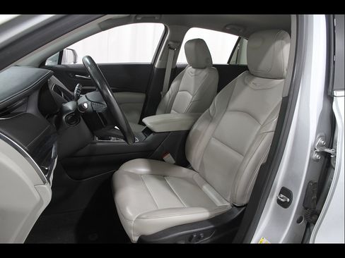 Used 2019 Cadillac XT4 Premium Luxury w/ Cold Weather Package AWD/4WD image 5