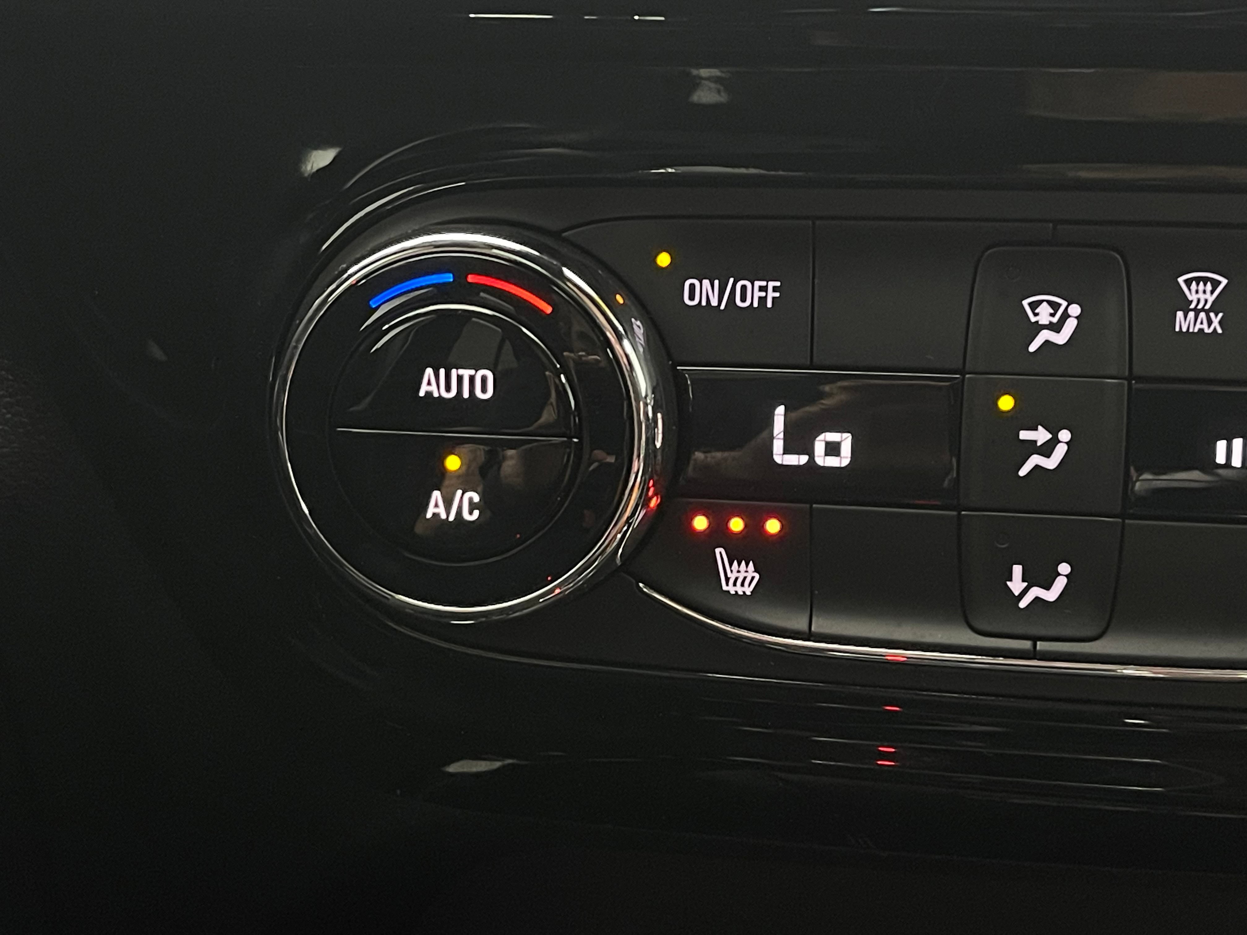 Used 2024 Chevrolet Trax RS w/ Sunroof Package FWD image 6