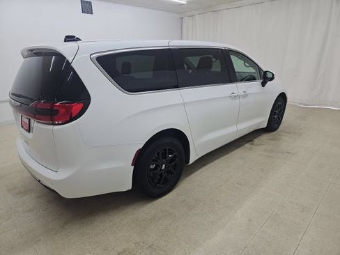 Used 2023 Chrysler Pacifica Touring-L FWD image 16