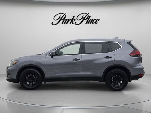 Used 2018 Nissan Rogue S image 2