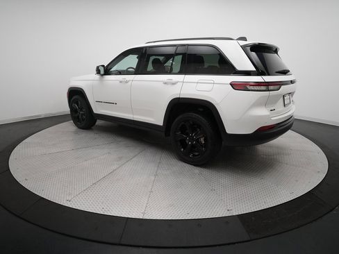 Used 2023 Jeep Grand Cherokee Limited w/ Black Appearance Package image 12