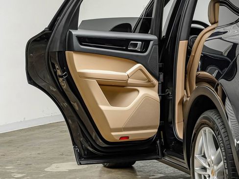 Used 2019 Porsche Cayenne image 40