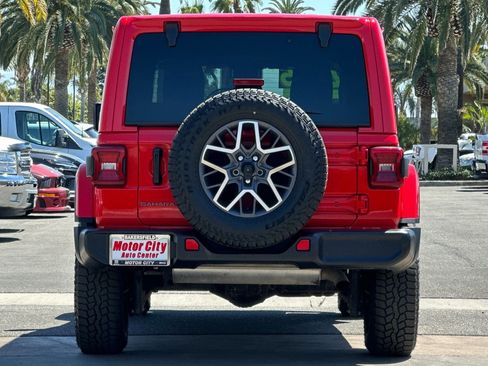 Used 2025 Jeep Wrangler Unlimited Sahara AWD/4WD image 5