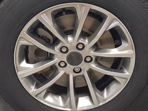 Used 2019 Jeep Cherokee Latitude Plus FWD image 31