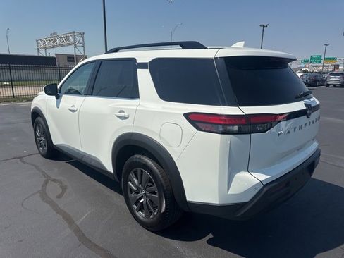 Used 2022 Nissan Pathfinder SV image 6