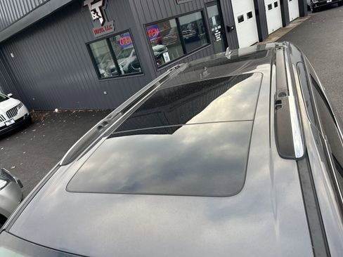 Used 2019 Chrysler Pacifica Limited w/ Tire & Wheel Group image 10