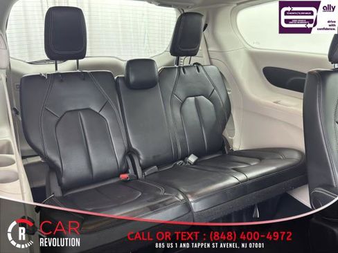 Used 2023 Chrysler Pacifica Touring-L FWD image 52