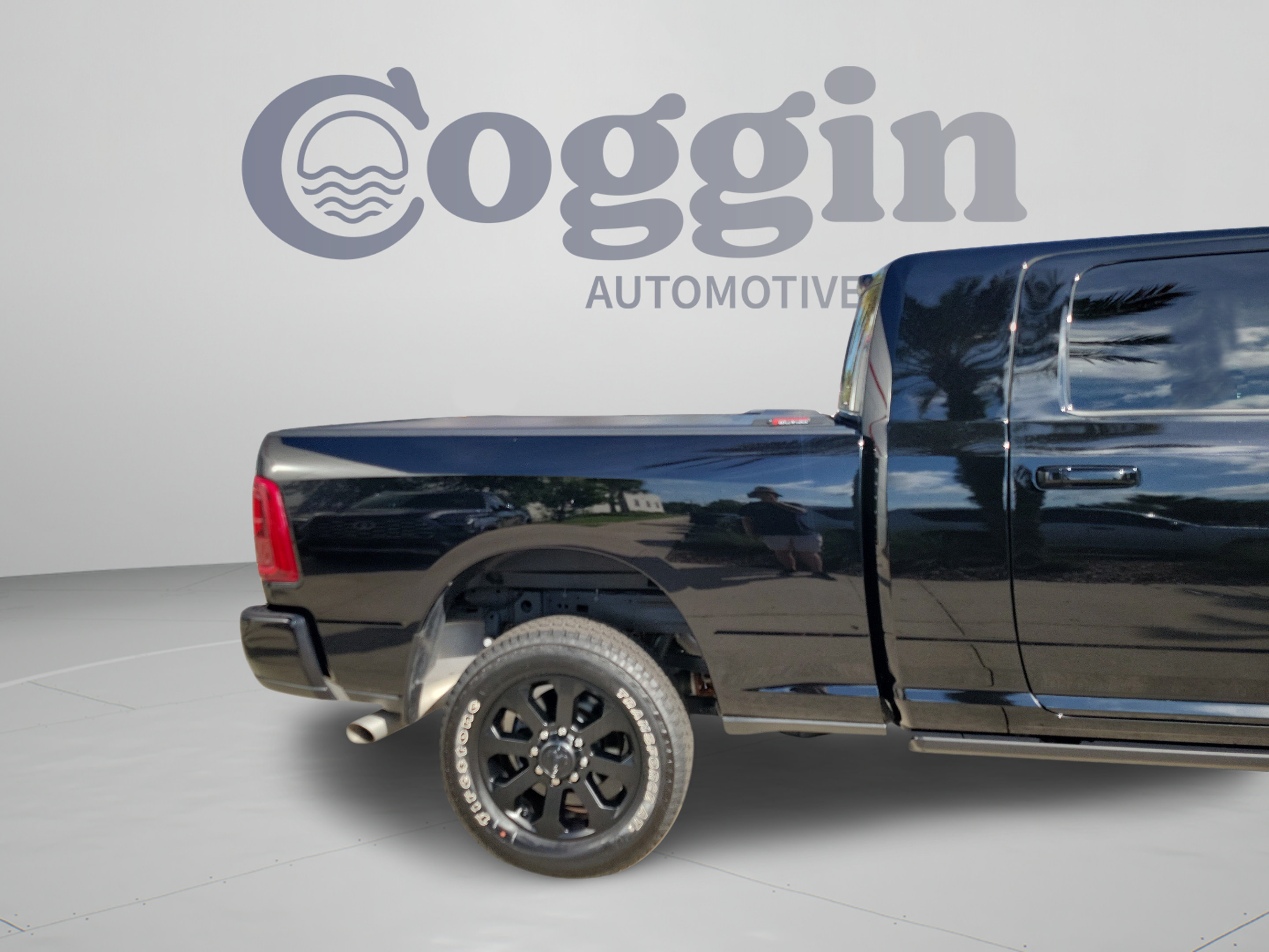 Used 2025 RAM 2500 Laramie AWD/4WD image 2