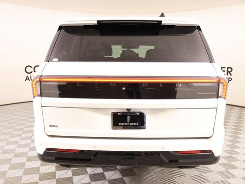New 2026 Lincoln Navigator Premiere AWD/4WD image 23