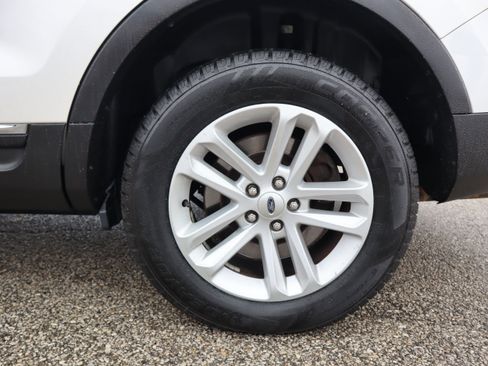 Used 2015 Ford Explorer XLT AWD/4WD image 29