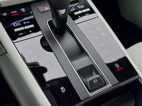 Certified 2025 Porsche Macan image 23