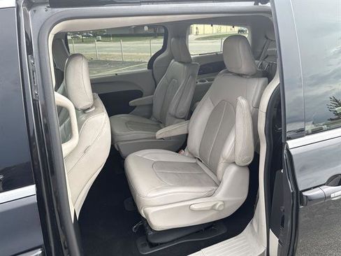 Used 2021 Chrysler Pacifica Touring-L image 26