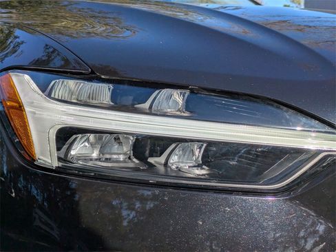 Certified 2024 Volvo XC60 B5 Plus image 9