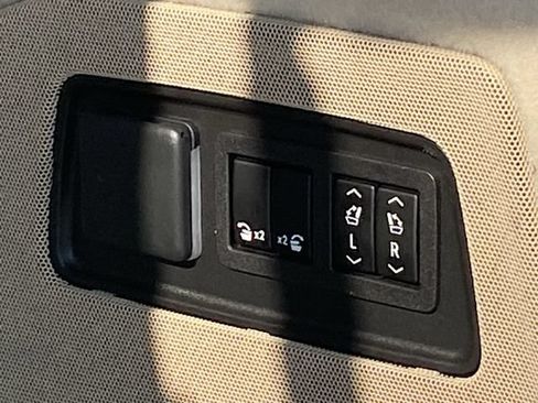 Used 2023 Cadillac Escalade Premium Luxury AWD/4WD image 11