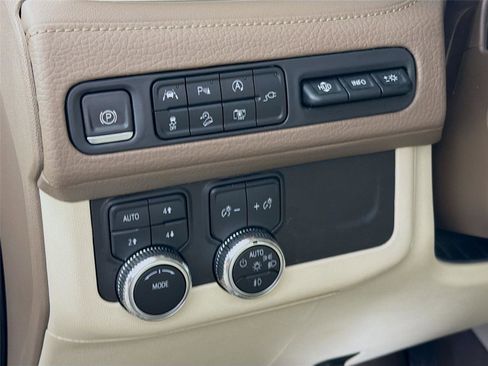 Used 2022 GMC Yukon XL Denali image 10