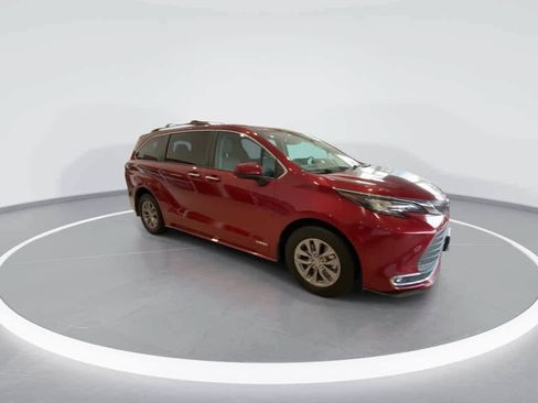 Used 2021 Toyota Sienna XLE FWD image 2