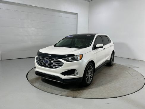 Used 2019 Ford Edge Titanium w/ Cold Weather Package AWD/4WD image 22