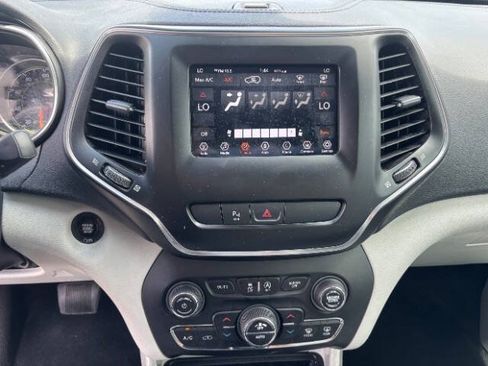 Used 2020 Jeep Cherokee Latitude Plus w/ Comfort/Convenience Group FWD image 14